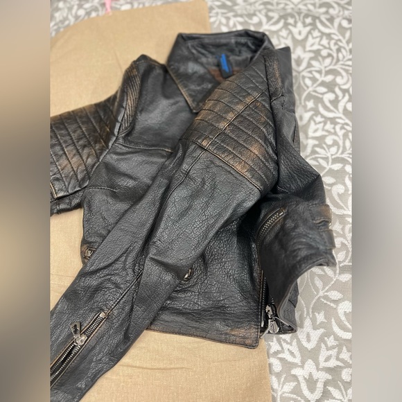 Benheart leather cropped jacket! Fits size medium the best! - Picture 4 of 4